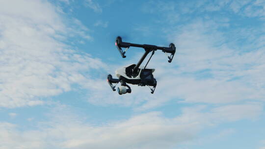 无人机在蓝天白云下飞翔视频素材模板下载