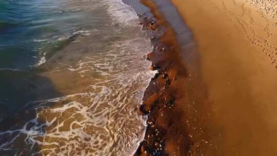 航拍海浪拍打沙滩画面