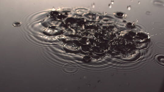 雨滴落在水面上慢镜头