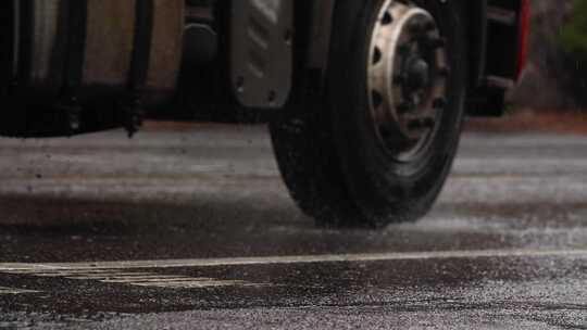 雨天货车卡车道路运输车辆轮胎特写升格