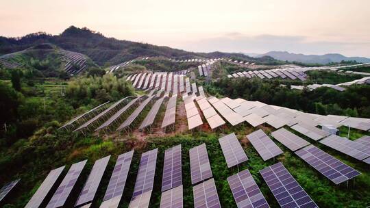 航拍山坡光伏太阳能发电场视频素材模板下载