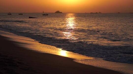 金色沙滩阳光海水潮水浪花海滩唯美海边夕阳视频素材模板下载