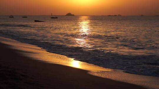 金色沙滩阳光海水潮水浪花海滩唯美海边夕阳