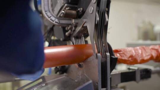 肉厂生产工业香肠的过程。视频素材模板下载