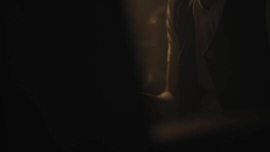 一个男人在练习钢琴曲