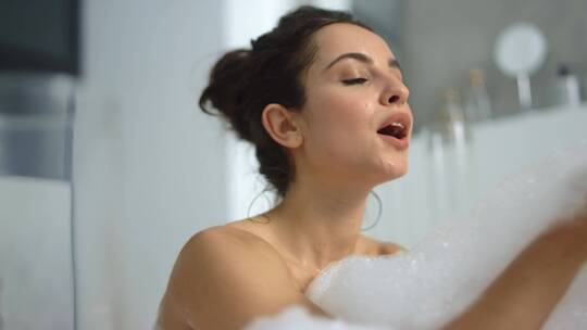 洗泡泡浴的女人