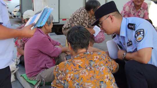 威海高区公安民警开展社区老年群众反诈宣传
