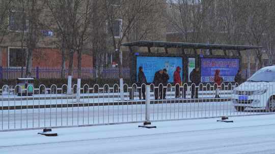 城市街道人文下雪雪景