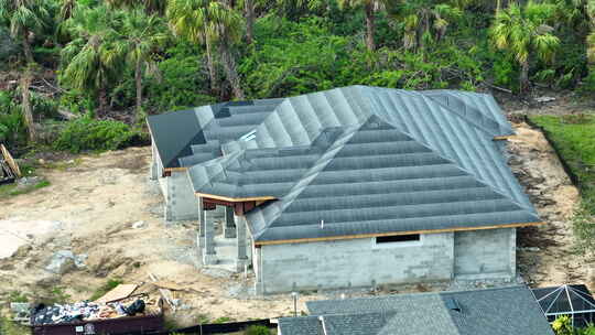 新建房屋建筑屋顶施工覆盖下垫毛毡层视频素材模板下载