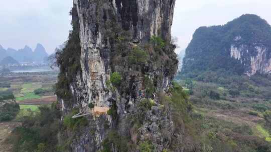 航拍攀登桂林阳朔矮山的攀岩者视频素材模板下载