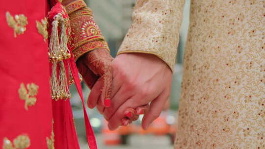 身着传统印度服装牵手印度婚礼的夫妇站在一