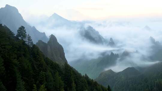 峰峦烟云 云雾弥漫 自然诗意之景