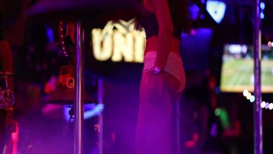 泰国 红灯区 美女 性感  钢管舞 健身 锻炼