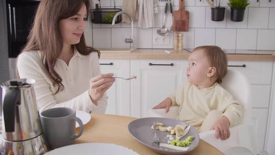 母亲喂小婴儿吃饭视频素材模板下载