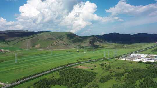 【航拍】草原天路  草原公路上行驶的汽车