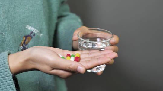 亚洲中国人女性女人手拿药物药吃药