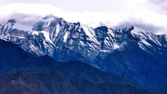 巍峨的雪山视频素材模板下载