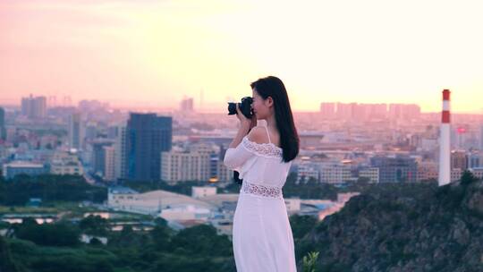 穿着白色长裙的女孩在山顶拍照4k视频素材
