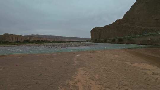 新疆天山大峡谷库车河