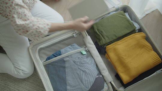 旅行者在家整理行李箱视频素材模板下载