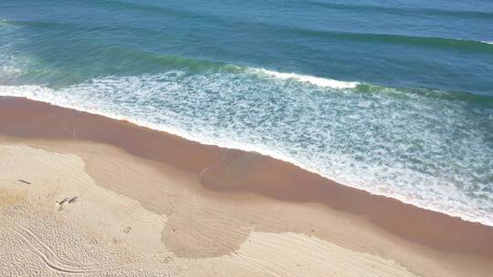 俯拍海浪海水海边航拍大海潮水海滩沙滩浪花视频素材模板下载