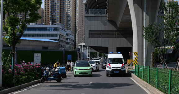 救护车在道路上出动