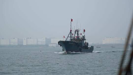 中国渔船在海上行驶视频素材模板下载