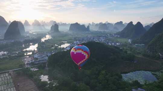 空中飞行的热气球