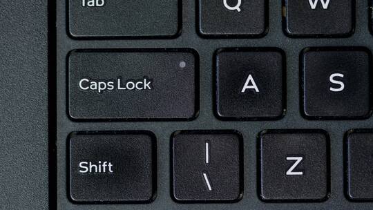 手指按压锁定按钮键盘特写