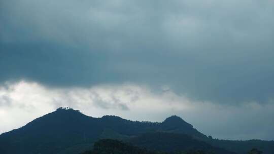 山峰下雨延时森林阴天转雨多云转雨天气变化