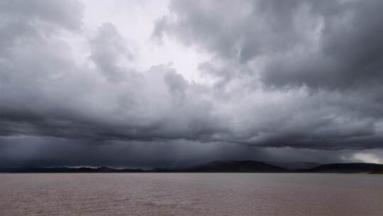 西藏高原湖边大雨来临前的乌云视频素材模板下载