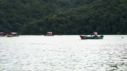 划过湖面的小船