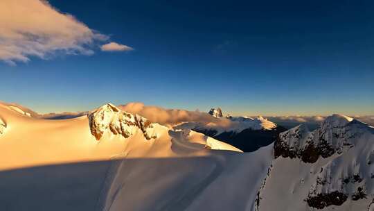 日照雪山的壮丽自然风光