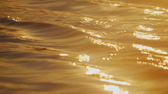 夕阳下波光粼粼的金色水面