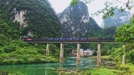 青山绿水间一列运货火车开进隧道