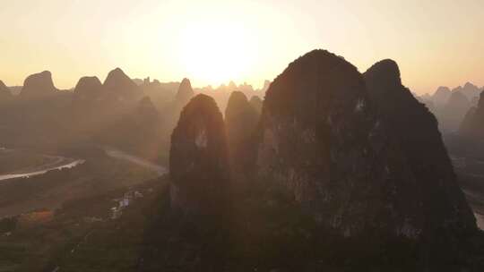 桂林山水风光日落时刻的阳光照耀