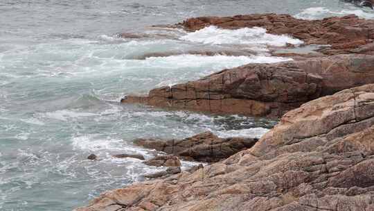 深圳海岸线-大梅沙礁石风起浪涌