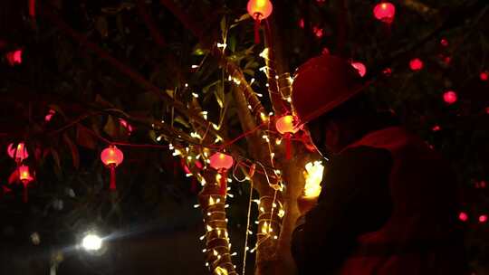 夜晚城市街道工作人员挂灯笼新年氛围