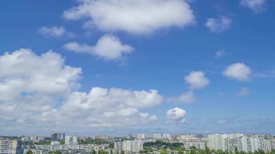 夏日城市上空的云朵