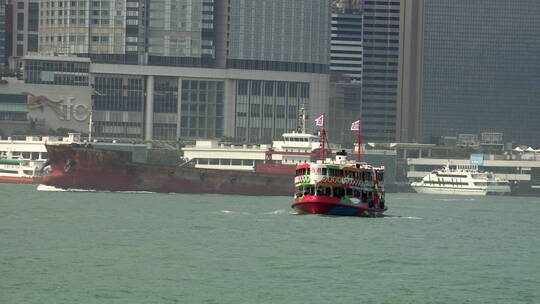 行驶在香港海域上的货轮