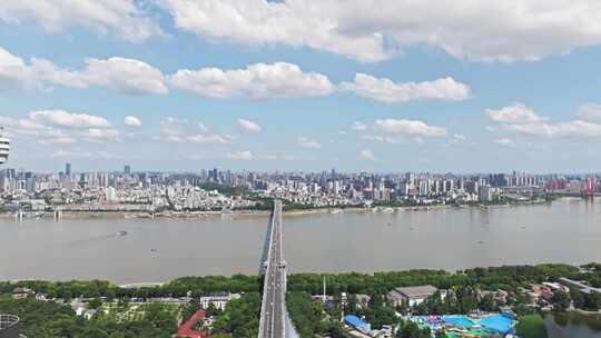 武汉长江大桥黄鹤楼龟山电视塔一条线航拍视频素材模板下载