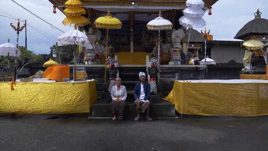 巴厘岛印度教传统祭祀仪式节日庆典上的老人