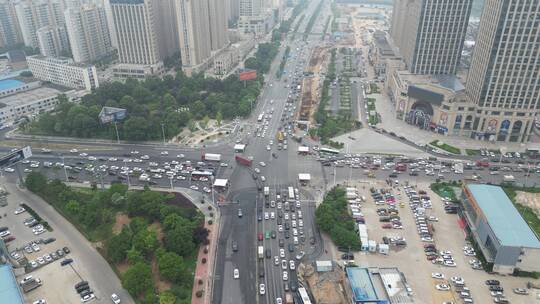 航拍湖北襄阳城市拥堵交通