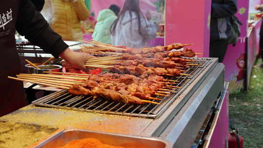 户外烧烤架上烤制美味肉串