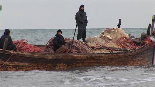 伊朗渔民在渔船上