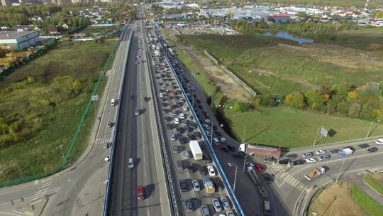 高速公路上排着长队的汽车