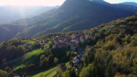 意大利山村的鸟瞰图。