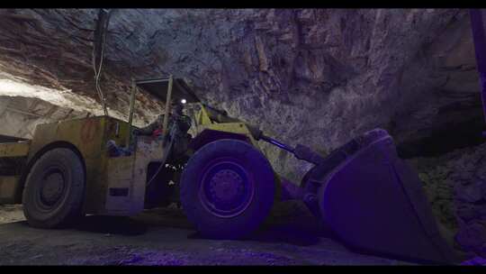矿产冶金企业贵金属矿洞内装卸矿石的装载机