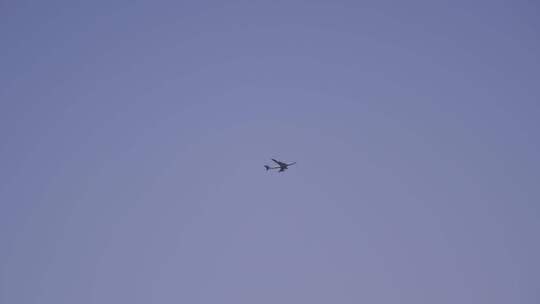 天空中飞翔的飞机傍晚天空中一只飞机飞过视频素材模板下载