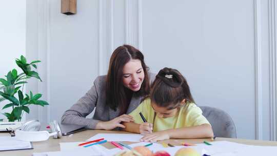 与年幼的孩子在家工作具有挑战性，但可能促